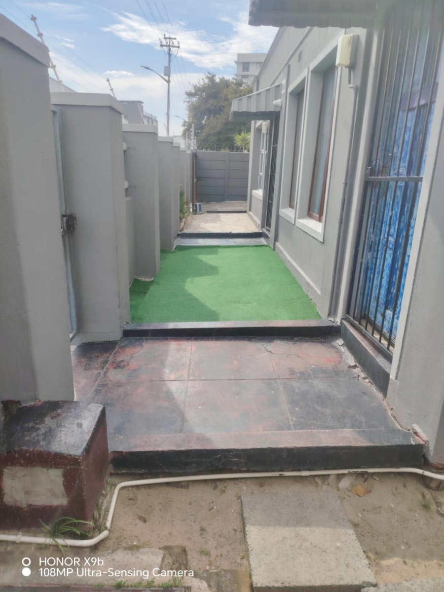 5 Bedroom Property for Sale in Wynberg Upper Western Cape